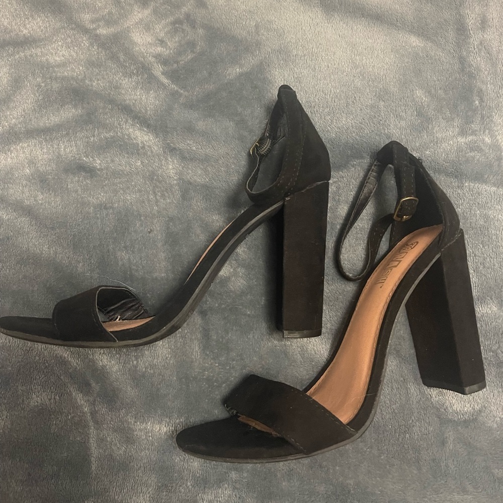 BLACK HEELS